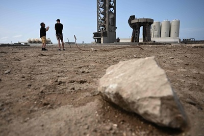 「スターシップ」打ち上げ台のがれき散乱 見物に訪れる人も