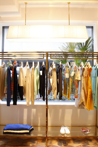 メゾン キツネ待望の路面店が東京・青山にオープン、伝統技術やクラシックなものへのリスペクトを表現