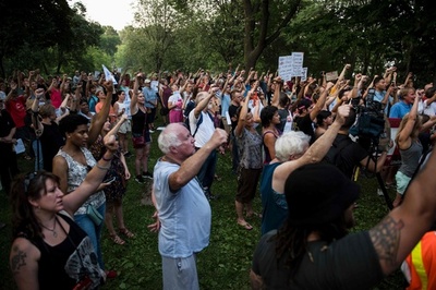 米警官による非武装の豪女性射殺、警察署長が引責辞任