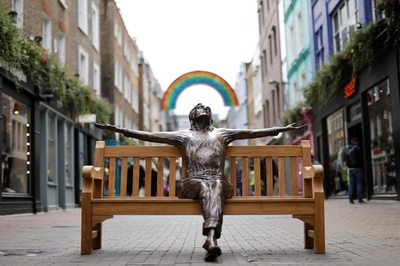 ジョン・レノンさんの彫像が座るベンチ、ロンドンに設置