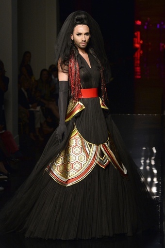 「ひげ面の女装歌手」も登場、J.P.ゴルチエ14/15年秋冬オートクチュール