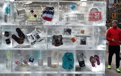 通行人も二度見？NYの公園に氷漬けのレジャー用品