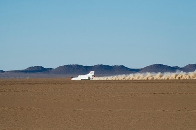 目指すは時速1600キロ 超音速自動車「ブラッドハウンド」が試運転
