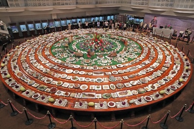 ごちそうがたくさん！ でも奇石です「満漢全席」 新疆・ハミ