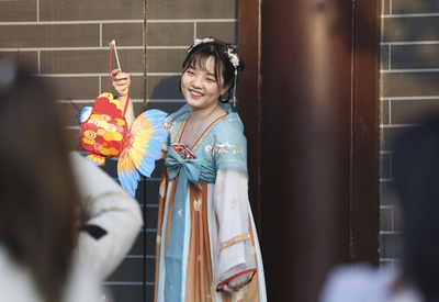 「日本の棺おけ」と「コスプレ漢服」で急成長 中国の貧困県が金持ち県に