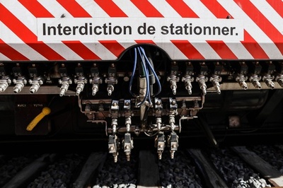 車両にノズル、何のため？ 仏国鉄の除草列車