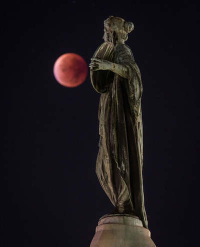 【写真特集】スーパームーンと皆既月食の共演、世界各地で観測