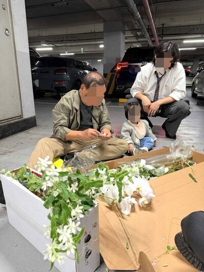 「枯れないように」娘のために地下駐車場でブーケを作った韓国の70代父親