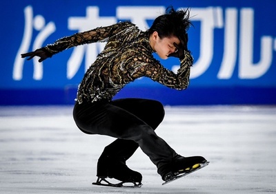 羽生がロシア杯優勝、右足首負傷も滑り切る GP2連勝