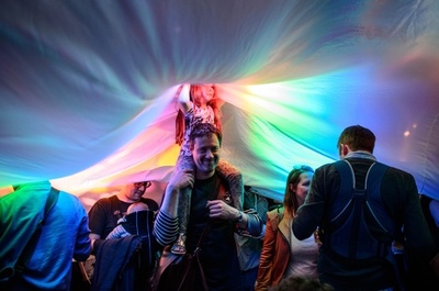 親子で盛り上がるクラブパーティー、ロンドン