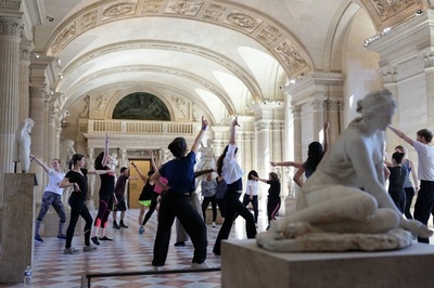 【今日の1枚】彫像もいっしょにフィットネス、ルーブルで五輪関連イベント 仏