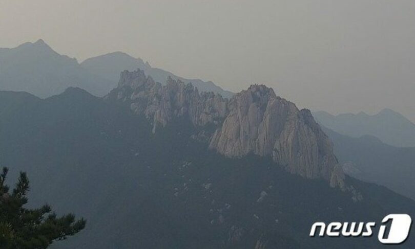 江原道雪岳山から眺めた景色（雪岳山国立公園リアルタイム映像キャプチャー）(c)news1