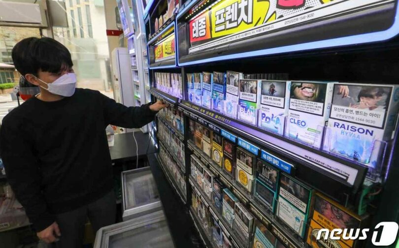 ソウル市内のコンビニにたばこが陳列されている(c)news1