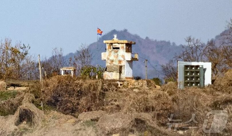 京畿道坡州市の接境地域から望む北朝鮮の哨所(c)news1