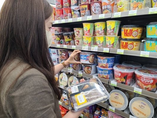 ソウル市内のコンビニで昼食のために弁当とラーメンを選ぶ客（写真=BGFリテール）(c)MONEYTODAY