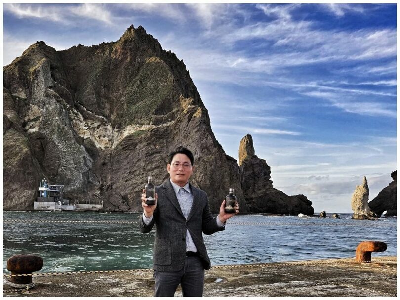 25日、竹島を訪問したイム・ジンウク代表=KRカンパニー提供(c)news1