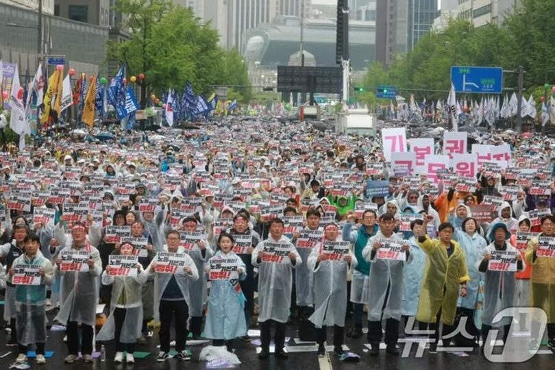 ソウル・崇礼門付近で開かれた世界労働節大会(c)news1