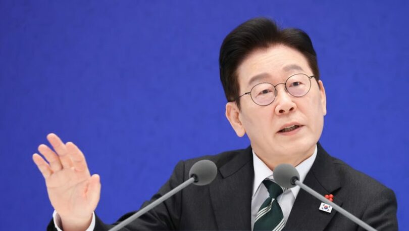 1月21日、新年記者会見で質問に答えるイ・ジェミョン（李在明）大統領(c)news1