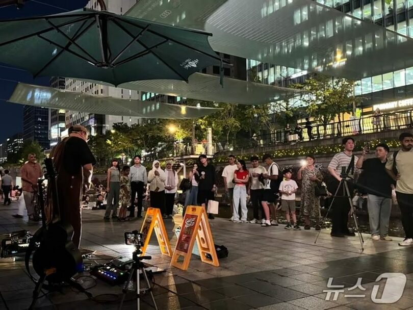 7月11日午後、ソウル・清渓川の橋周辺での路上パフォーマンス(c)news1