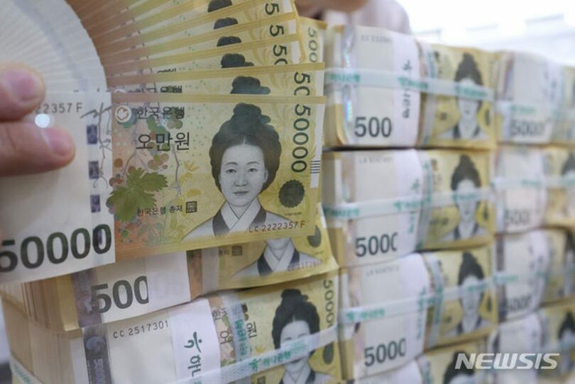 ハナ銀行の偽変造対応センターで職員が5万ウォン札を整理している＝写真は記事の内容とは関係ありません(c)NEWSIS