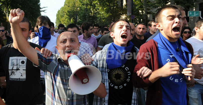 グルジア、受刑者の虐待映像に抗議広がる 選挙控え政権に動揺