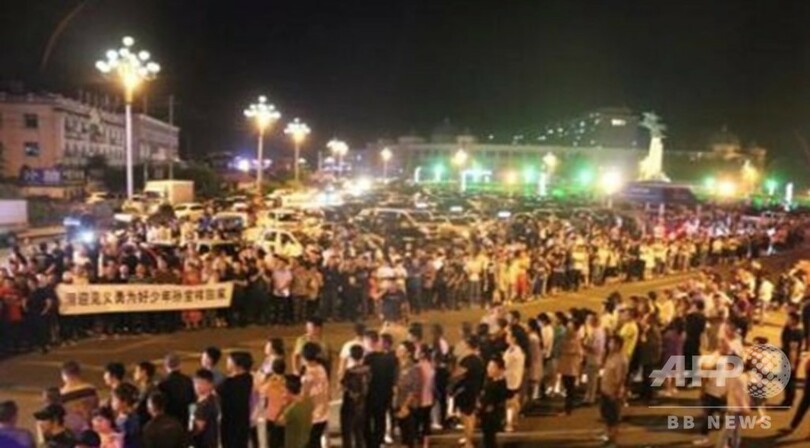 溺れた男児を助けようとした14歳少年が犠牲に 千人超が追悼