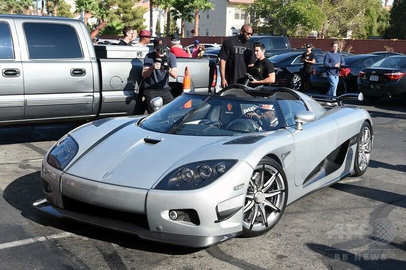 無敗王者メイウェザー、480万ドルの新車で練習場入り