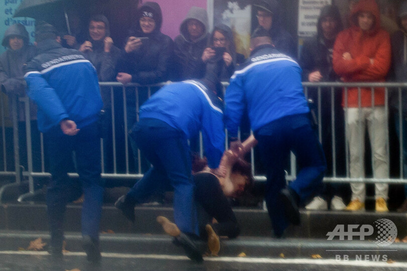 トランプ大統領の車列にトップレス女性が接近、一時停止 仏パリ