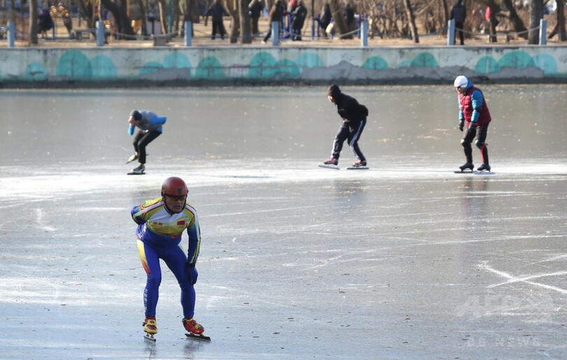スケートやアイスホッケーの季節到来　中国・瀋陽