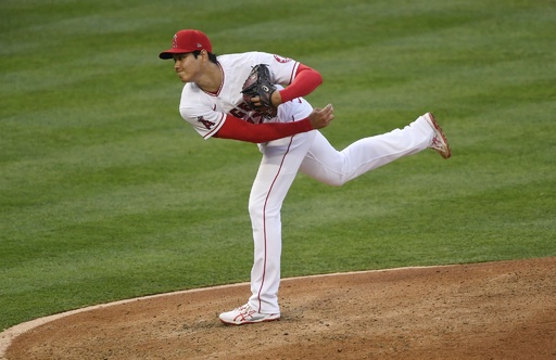 大谷翔平、MLBで初のリアル二刀流 初回に特大本塁打 写真12枚 国際