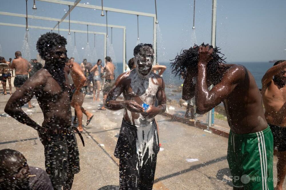 不法移民殺到のスペイン領セウタで治安悪化、住民デモが警察と衝突