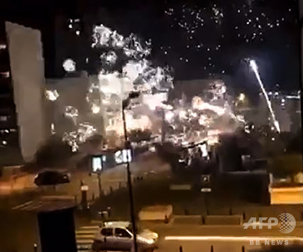 花火に鉄の棒 警察署を40人が襲撃 仏パリ郊外 写真8枚 国際ニュース Afpbb News