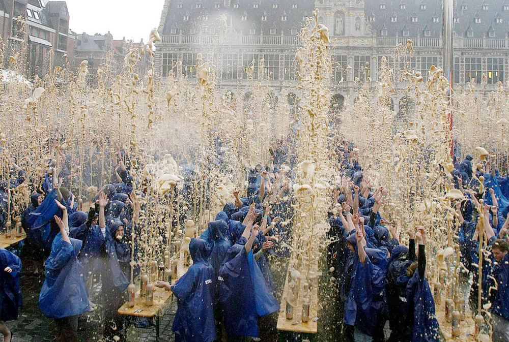 学生1500人がコーラ泡噴水 メントス ファウンテン の世界最多記録に挑戦 写真3枚 国際ニュース Afpbb News