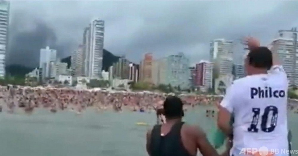 動画：ブラジル大統領、大混雑のビーチで新年の海水浴