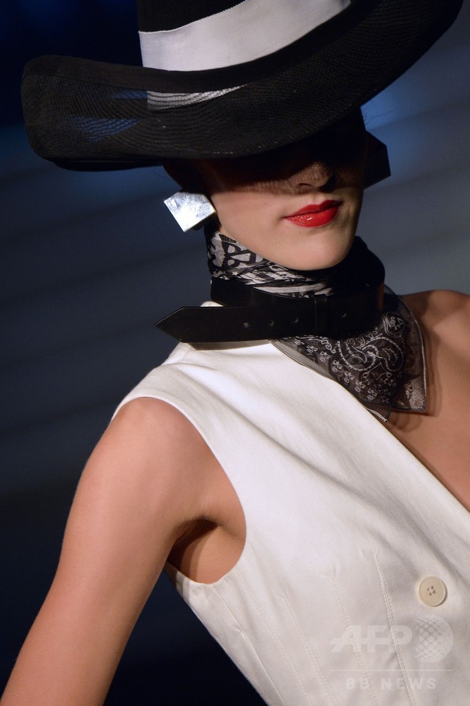 ラストショーはミスコン風の演出、「ジャンポール・ゴルチエ」15年春夏