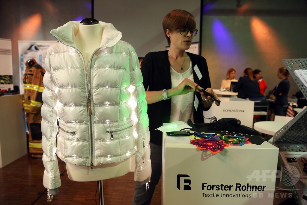 ドイツで最新デジタルファッション披露