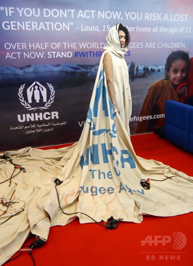 シリア難民のテント、過去背負ったままドレスに生まれ変わり