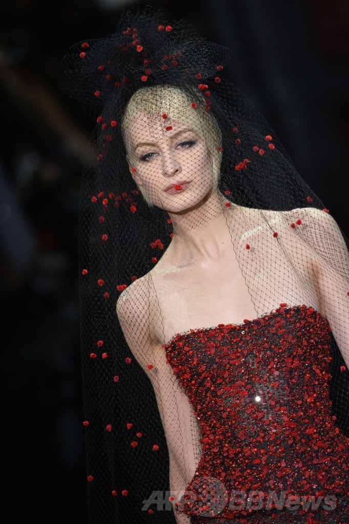 黒、白、赤で見せる多彩なスタイル、「ジョルジオ アルマーニ プリヴェ」14/15年秋冬オートクチュール