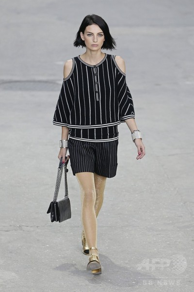 「戦争ではなくファッションを創ろう！」モデルらがデモ行進、「シャネル」15年春夏