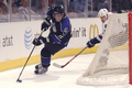 写真は、ゴール裏でパックをコントロールするキングスのアンゼ・コピター（%%Anze Kopitar%%、左）。(c)AFP/Getty Images Andrew D. Bernstein