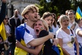 ポーランドの首都ワルシャワにあるロシア大使館の前で、ロシアのウクライナ侵攻に抗議する人々（2022年7月17日撮影、資料写真）。(c)Wojtek RADWANSKI / AFP