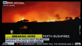 豪ニュースTV、スカイニューズ（SKYNEWS）が放映したパース（Perth）近郊で発生した山火事の様子（2011年2月6日撮影）。(c)AFP/SKYNEWS
