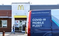 米カリフォルニア州ロサンゼルスで、マクドナルドの店舗脇に設営された新型コロナウイルスワクチン接種会場（2021年9月21日撮影）。(c)Frederic J. BROWN / AFP