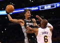 22-23NBAプレーオフ、ウエスタンカンファレンス1回戦、ロサンゼルス・レイカーズ対メンフィス・グリズリーズ。ロサンゼルス・レイカーズのレブロン・ジェームズ（右）を前にドライブを仕掛けるメンフィス・グリズリーズのジャ・モラント（2023年4月22日撮影）。(c)Harry How/Getty Images/AFP