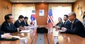 韓国の首都ソウルにある外務省で、同国の李度勲（イ・ドフン）朝鮮半島平和交渉本部長（左）と会談する米国のスティーブン・ビーガン北朝鮮担当特使（右、2019年2月9日撮影）。(c)Kim Min-Hee / POOL / AFP