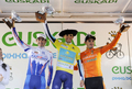 自転車ロードレース、第49回バスク一周最終第6ステージ。表彰式に臨む（左から）総合2位のアントニオ・コロム、総合優勝したアルベルト・コンタドール、総合3位のサムエル・サンチェス。（2009年4月11日撮影）(c)AFP/RAFA RIVAS