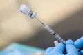 接種が準備される米製薬大手ファイザー製新型コロナウイルスワクチン。米ロサンゼルスで（2021年8月7日撮影、資料写真）。(c)Patrick T. FALLON / AFP