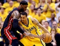 13-14NBAプレーオフ・イースタンカンファレンス決勝（7回戦制）、インディアナ・ペイサーズ（Indiana Pacers）対マイアミ・ヒート（Miami Heat）第2戦。インディアナ・ペイサーズのジョージ・ヒル（George Hill、右）とマッチアップするマイアミ・ヒートのレブロン・ジェームズ（LeBron James、2014年5月20日撮影）。(c)AFP/Getty Images/Andy Lyons