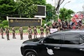 タイ・バンコクの刑務所に入っていくタクシン・シナワット元首相が乗っていると見られる乗用車（2023年8月22日撮影）。(c)MANAN VATSYAYANA / AFP