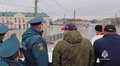 被災地の様子を確認する救助隊。ロシア南部オルスクで。ロシア非常事態省が公開した動画からの静止画（2024年4月6日撮影、7日公開）。(c)HANDOUT / RUSSIAN EMERGENCIES MINISTRY / AFP